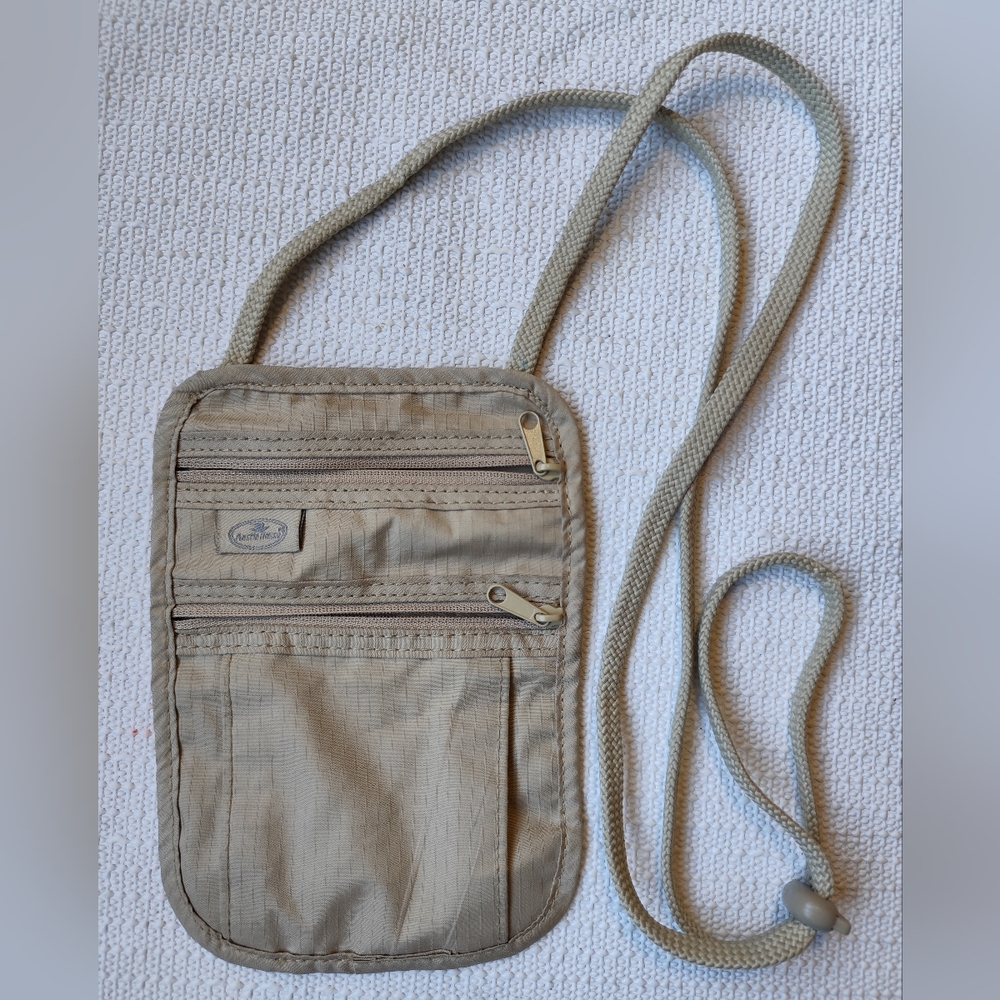 3/$20💗Austin House  Neck/Cross Body Pouch